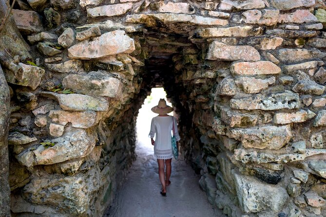 Akumal paradise tour Swimming with Turtles & ancient Tulum Ruins. Lunch included - Tulum Archaeological Site: more than photos at the cliff edge