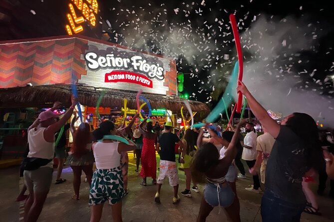 Bar Crawl Madness Tour in Cancun - Mr. Frogs and La Vaquita: starting strong, not scrambling