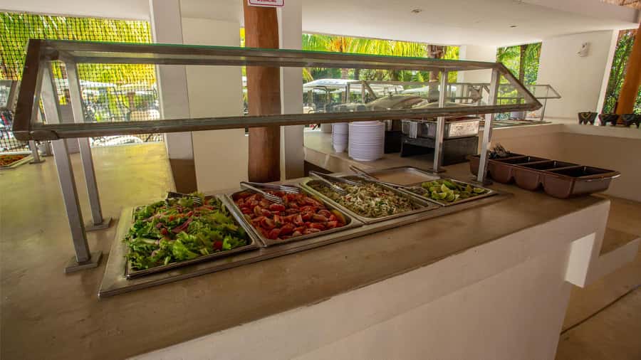 Cancún: Catamaran Tour to Isla Mujeres with Open Bar & Lunch - The Isla Mujeres stretch: 1.5 hours of freedom in town