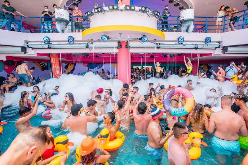 Cancún: Coco Bongo Beach Party Celebrity Package - Towels, Lockers, and the One Thing to Double-Check