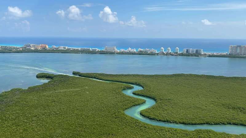 Cancun Hotel Zone: Panoramic Flight - Pilots and Crew: The Professional Touch You Can Feel
