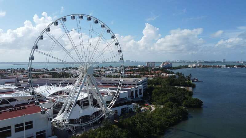 Cancún: Sky Wheel Pass GO - Plaza La Isla, Hotel Zone: the easy logistics you’ll feel right away