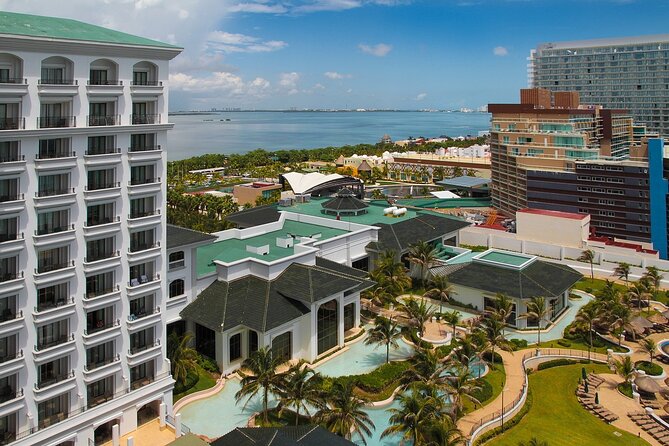 Cancun Walking Tour: Explore Top Sights & Hidden Gems - Stop 2: Palacio Municipal and Cancun’s evolution from fishing roots