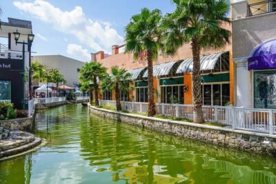 Cancun Walking Tour: Explore Top Sights & Hidden Gems - Stop 1: Parque de las Palapas for food, music, and artisan stalls