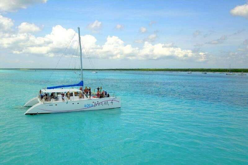 Catamaran party Isla Mujeres with drinks & lunch - Playa Norte beach club and the buffet lunch break
