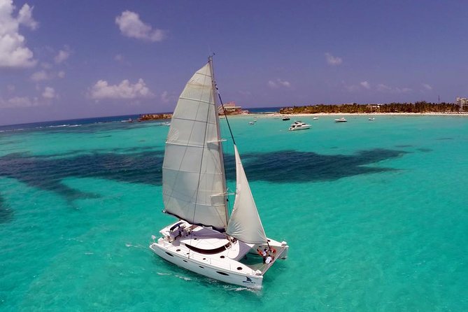 Catamaran Tour to Isla Mujeres, Open bar, Lunch, Snorkeling, Beach Club Included - Service quality: crew energy vs. smoothness on the ground