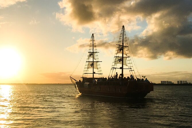 Live a Romantic Night Cruise Dinner at COLUMBUS (open bar included) - Live Sax, Dancing, and the Open Bar Reality