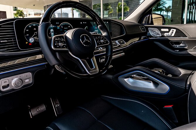 Luxury Transfers in a Mercedes Maybach GLS 600 - Timing in Cancun: Why the First Impression Can Feel Strict