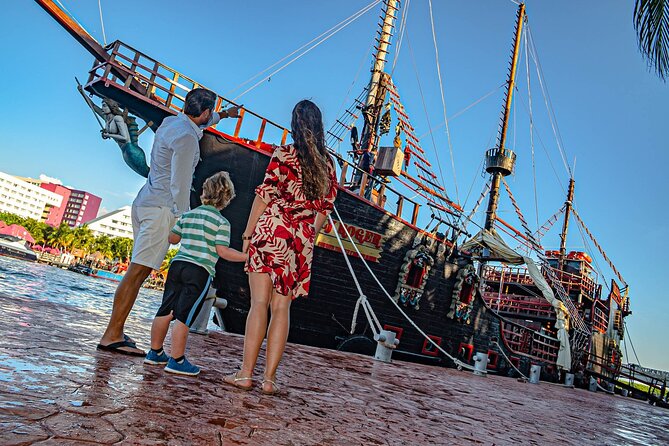 Night Pirate Show in Cancun aboard a Pirate Ship Lobster Dinner - 5:30 pm at Captain Hook Cancun: timing and first impressions