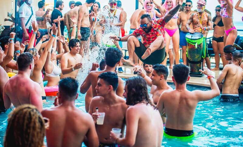 Premium Beach Party Coco Bongo - The Show: Technology, Stunts, and High-Impact Stage Moments