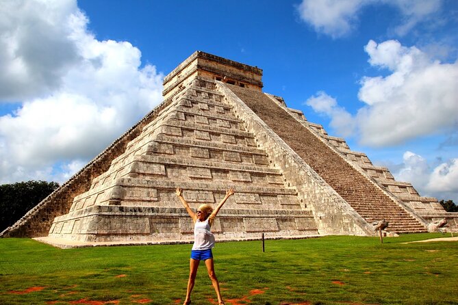 Tour Chichen Itza, 2 Cenotes, and Valladolid from Cancun - What to Expect on a Busy Day: Timing, Crowd Pressure, and Shopping Stalls