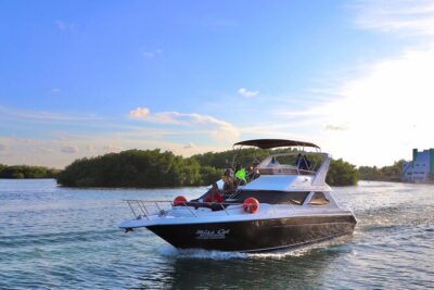 Yacht 48ft Rental in Cancun for up to 15 people - Calle Sunset Marina: your straightforward start in Zona Hotelera